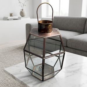Lanterne artisanale en forme d'hexagone, lanterne à bougie faite à la main, design unique, verre et métal, décoration d'intérieur - Product Image 1