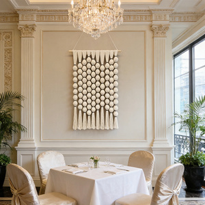 <span class=keywords><strong>Tapisserie</strong></span> murale sphérique en macramé crème de fabrication industrielle, 70x115 cm, dimensions personnalisables pour les projets d'aménagement intérieur d'hôtels - Product Image 1
