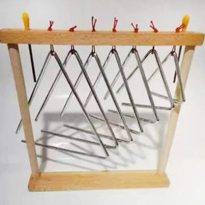 Juego de Percusión Triangular de Acero Graduado en 7 Tamaños con Soporte de Madera para Niños, Instrumento Rítmico Orff para el Aula - Product Image 4