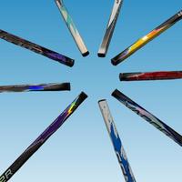 Nouvelle conception 2026, bâtons de hockey sur glace 100% fibre de carbone rose OEM, durables, gauche/droite, emballage personnalisé, tous âges