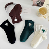 Chaussettes mi-mollet pour femmes de couleur verte avec des motifs en forme de cœur, adaptées aux entraînements de style scolaire