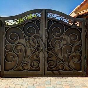 Porte principale à double <span class=keywords><strong>battant</strong></span> en <span class=keywords><strong>fer</strong></span> forgé orné pour villa de luxe, forgée à la main avec des motifs en spirale, design anti-escalade avec ouverture manuelle ou motorisée. - Product Image 4