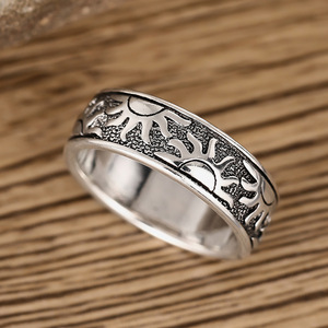Anello Vintage da Donna con Motivo Solare Medievale, Texture 3D Retrò - Product Image 4