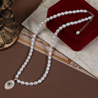 Nouveau Collier Pendentif Minimaliste de Niche en Perle d'Eau Douce Naturelle avec Micro-Incrustation de Pierre Précieuse Verte Motif Alien
