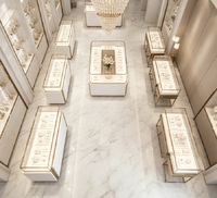 Îlot de présentation de bijoux haut de gamme en marbre blanc et or, vitrine en verre premium pour les boutiques de bijoux de luxe