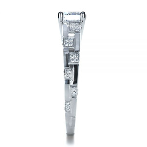 Anello di fidanzamento da donna F189 in oro bianco con diamante taglio ovale e diamanti laterali colore D - Product Image 4