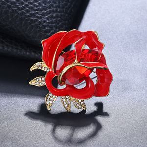 Broches de Flores de Rosa Roja Brillante Weiman, Broches de Diseñador Personalizados de Aleación Chapada en Oro con Cristales de Estrás para Mujer - Product Image 3