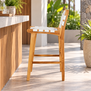 Tabouret de bar moderne en teck pour extérieur avec assise et dossier tressés blancs, design contemporain pour mobilier de patio ou de terrasse - Product Image 1