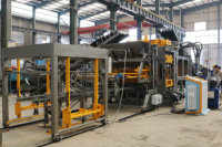 Ligne de production de briques entièrement automatique QT10-15 pour blocs de ciment et pavés en tuiles de tuffe avec moteur
