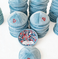 Kippa en velours bleu poussière personnalisée avec broderie monogramme rouge et doublure florale fine – Cadeaux Judaïca pour mariage juif