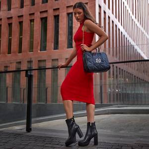 Sac à main pour femme Xti 184219 Sac fourre-tout matelassé noir avec logo doré et bandoulière chaîne - Product Image 4