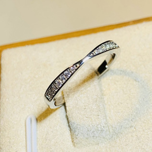 Anello di Fidanzamento Minimalista con Micro Pavé per Donne, Elegante Gioiello da Dito alla Moda - Product Image 1