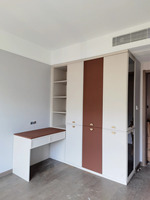 Armoire enfant double porte sur mesure avec rangement combiné pour jouets et vêtements pour chambre d'enfant en appartement type maisonnette