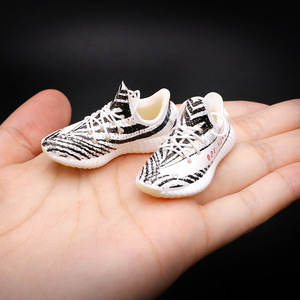 Mini-ornement de sneaker en forme de noix de coco <span class=keywords><strong>350V2</strong></span> à faible MOQ, figurine modèle de sneaker 3D, produit tendance Ins, emballage en sac OPP - Product Image 1