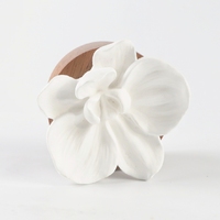Diffuseur d'huiles essentielles artisanal en porcelaine, motif orchidée, sur base en bois, parfumé, en céramique, pour la maison