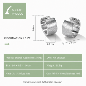 Boucles d'oreilles créoles Huggie brossées en acier inoxydable naturel, larges et incurvées, ton argent, design minimaliste à charnière - Product Image 2