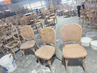 Chaise de salle de réception empilable en bois courbé avec dossier en rotin tressé à la main, élégante et ovale, pour hôtels et événements (vente en gros)