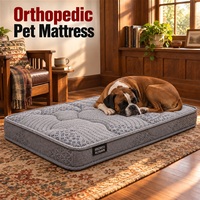 Matelas orthopédique personnalisé pour chien avec une hauteur de 11 cm, sur base en fibre de coco naturelle et bord supérieur gris étroit.
