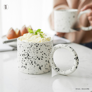 Taza de Cerámica Blanca con Diseño de Salpicaduras Negras, Acabado Mate, Asa en Forma de Anillo, Estilo Nórdico, Taza de Café, Taza de Regalo - Product Image 5