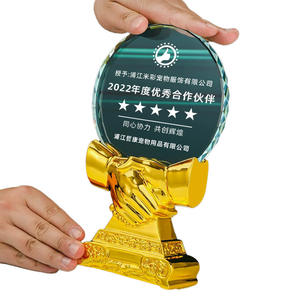 Mano dorada de resina con placa de cristal transparente Premios Trofeo de apretón de manos - Product Image 1