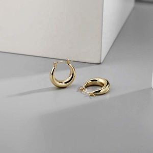 Boucles d'oreilles créoles ovales épaisses en or 14K couleur argent pour femme avec aiguilles hypoallergéniques en argent S925 - Product Image 4