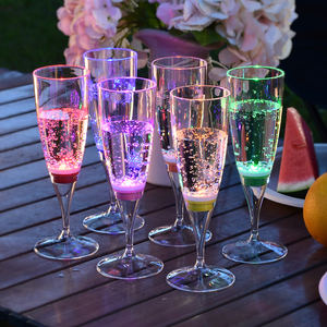 Tasse de fête <span class=keywords><strong>lumineuse</strong></span> brillant dans le noir LED allument des verres à boire Flûtes à champagne en plastique de qualité alimentaire - Product Image 5