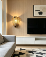 Applique murale LED contemporaine or/ambre avec motif taillé en forme de bijou, luminaire mural design pour résidences haut de gamme et hôtellerie