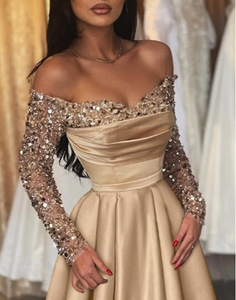 Abito lungo in raso con spalle scoperte, strass, maniche lunghe, vita plissettata, linea ad A, lunghezza al pavimento, per serate di gala, matrimoni e cerimonie. - Product Image 3