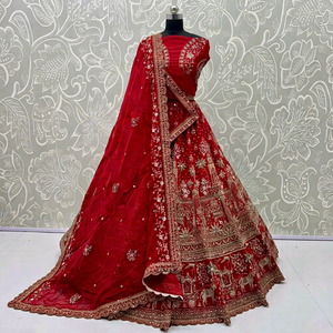 Robe de mariée en soie brodée rouge, style Lehenga Choli, longueur ras du sol, coupe trapèze, richement perlée, style Banarasi, avec dupatta, pour la mariée et les fêtes - Product Image 1