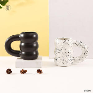 Tasse en céramique de Chaozhou, finition mate avec poignée, tasse à café ou à thé, cadeau pour femme, style tendance, design moucheté - Product Image 1