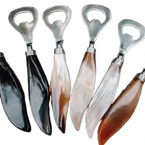 Abridor de Botellas en Forma de Corazón, Hecho a Mano con Cuerno de Búfalo Natural, Pulido e Impermeable, Acabado Vintage, Motivo Animal Único, Estilo Europeo - Product Image 1
