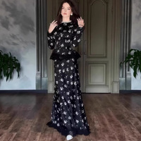 Ensemble deux pièces tendance 2025 pour femme : jupe taille haute ajustée à motifs floraux et blazer élégant de style occidental pour l'automne