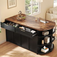 Îlot de cuisine noir style ferme avec comptoir en bois, étagères de rangement, tiroirs et table de service autoportante