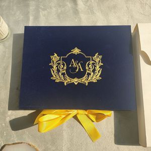 Tarjeta de Invitación de Boda de Lujo en Terciopelo Azul Marino con Estampado Dorado en Relieve y Diseño Personalizado DIY para Despedida de Soltera - Product Image 6