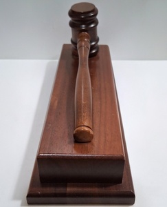 Marteau de <span class=keywords><strong>juge</strong></span> en bois poli vintage avec support, poignée ergonomique, taille et couleur personnalisables - Product Image 2