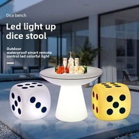 Ensembles de mobilier de bar extérieur à thème ludique, tables et chaises lumineuses avec motif dés, formes polyvalentes pour diverses situations