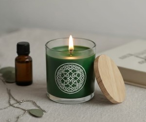 Vela de Soja de Lujo Hecha a Mano, de Combustión Lenta y Limpia, en Elegante Recipiente de Vidrio Esmerilado con Tapa de Madera, Ecológica, No Tóxica y Perfumada - Product Image 6