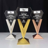 Trophée en métal doré en forme de V, design en verre cristal vierge, élégant, directement de l'usine – Médailles et Plaques