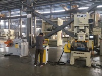 Machine de fabrication de charnière Ligne de production d'estampage automatique de charnière de porte Presse pneumatique de 60 tonnes avec matrice progressive
