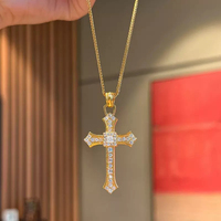 Retro Dekorative Kreuz-Halskette mit Verziertem Rahmen und Mehrfarbiger Einlage, Zierliche Kette, Modisches Accessoire für Damen