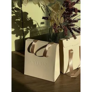 Custom close gift bags for care product cream candle boxes bag with stin handle personalizeded accessories packaging bag
