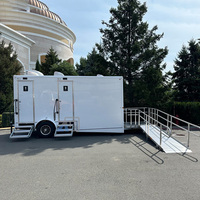 Remorque de toilettes portables de luxe à trois postes, conforme ADA, avec table à langer et rampe pour fauteuil roulant pour événements en plein air