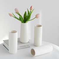 Vase de table en céramique blanche bisque moderne fait à la main avec des rayures, herbe de la pampa, décoration de salon, hôtel, mariage