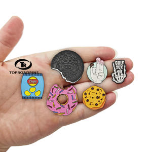 Usine de cadeaux souvenirs Vente en gros de divers modèles personnalisés Écologique Fabriqué en Chine Travail de broches en émail - Product Image 3