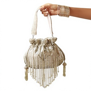 Bolso de noche plateado con cuentas, hecho a mano, con flecos de perlas y borlas - Product Image 1