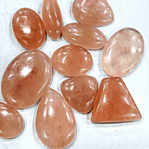 โรสควอตซ์สีชมพูธรรมชาติแบบขายส่ง พลอยหลวมทรงคาโบชองสำหรับจี้ ได้รับการรับรองจากผู้ตรวจสอบอิสระ คุณภาพพรีเมียมสำหรับทำเครื่องประดับ - Product Image 1