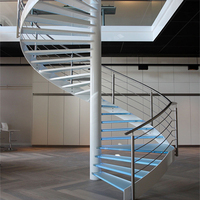 Système d'escalier minimaliste design avec marches en bois massif épais, escalier en colimaçon en bois pour maisons de luxe