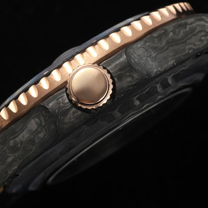 Montre-bracelet sportive décontractée en fibre de carbone robuste avec bracelet en nylon, verre saphir, aiguilles lumineuses et fenêtre de date - Product Image 3