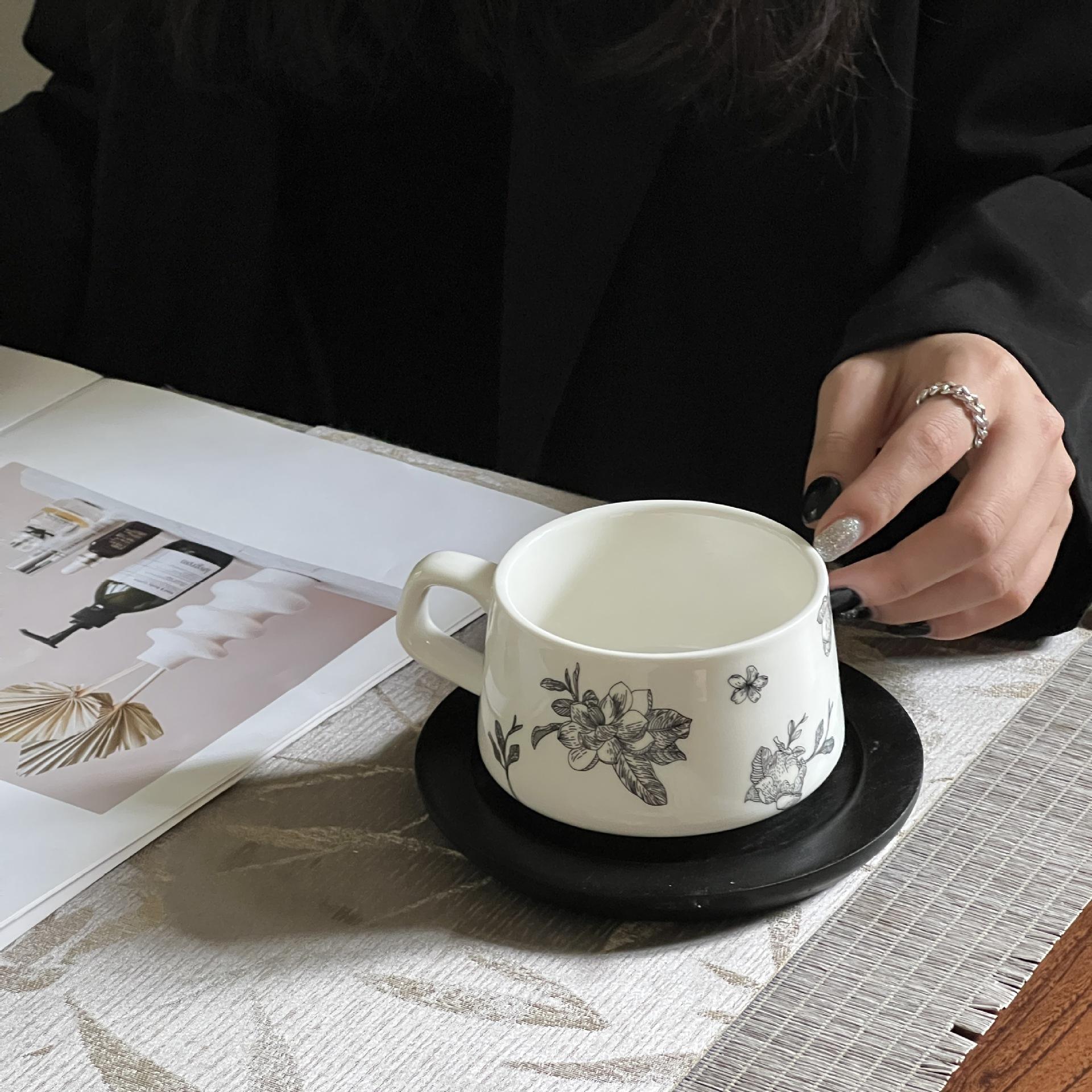 ถ้วยถาดไม้สีดำและจาน