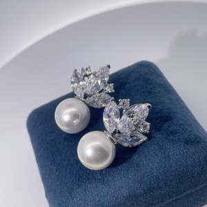 Pendientes de Latón Chapado en Oro Elegantes y Lujosos de Tianyu Gems para Mujer con Diseño de Flores y Perlas con Corte Marquesa - Product Image 3